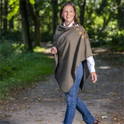 2022 Baleno Womens Elite Fleece Poncho 955BB8TX9GW1 - Moss Green -Equestrian Clothing Sales 5047 202220Baleno20Womens20Elite20Fleece20Poncho20955BB8TX9GW120 20Moss20Green20Lifestyle201.700x700