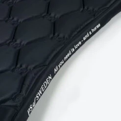 2023 PS Of Sweden Signature Dressage Saddle Pad 1110-040 - Black Colour Black -Equestrian Clothing Sales 5641 202220PS20Of20Sweden20Signature20Dressage20Saddle20Pad201110 04020 20Black20Close20Up201.700x700