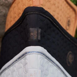 2023 Eskadron Platinum Softshell Saddle Cloth 215539520310 - Black Colour Black -Equestrian Clothing Sales 6576 202320Eskadron20Platinum20Softshell20Saddle20Cloth2021553952031020 20Black20Lifestyle201.700x700